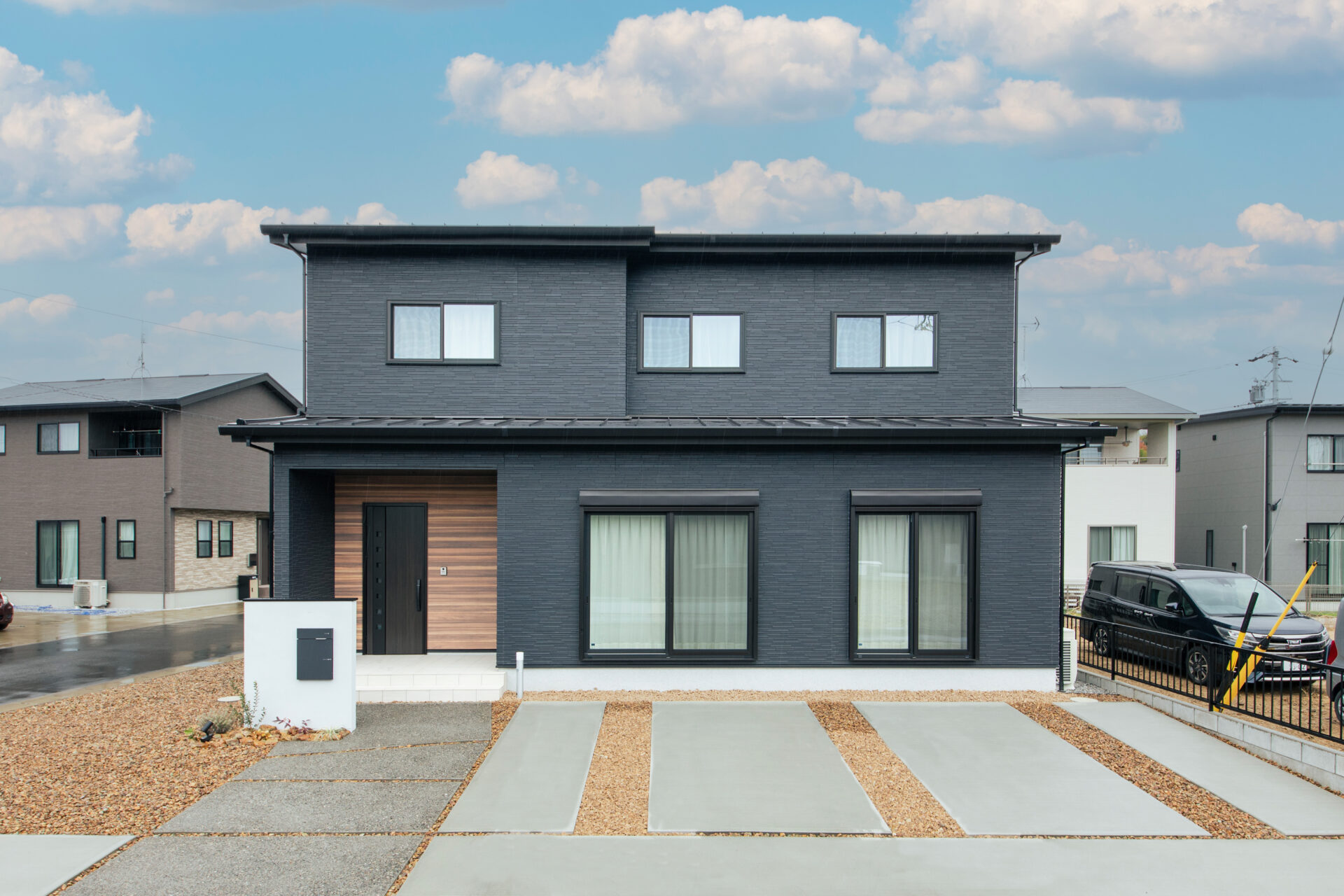 お子さんがのびのび過ごせる大きなリビングのある家