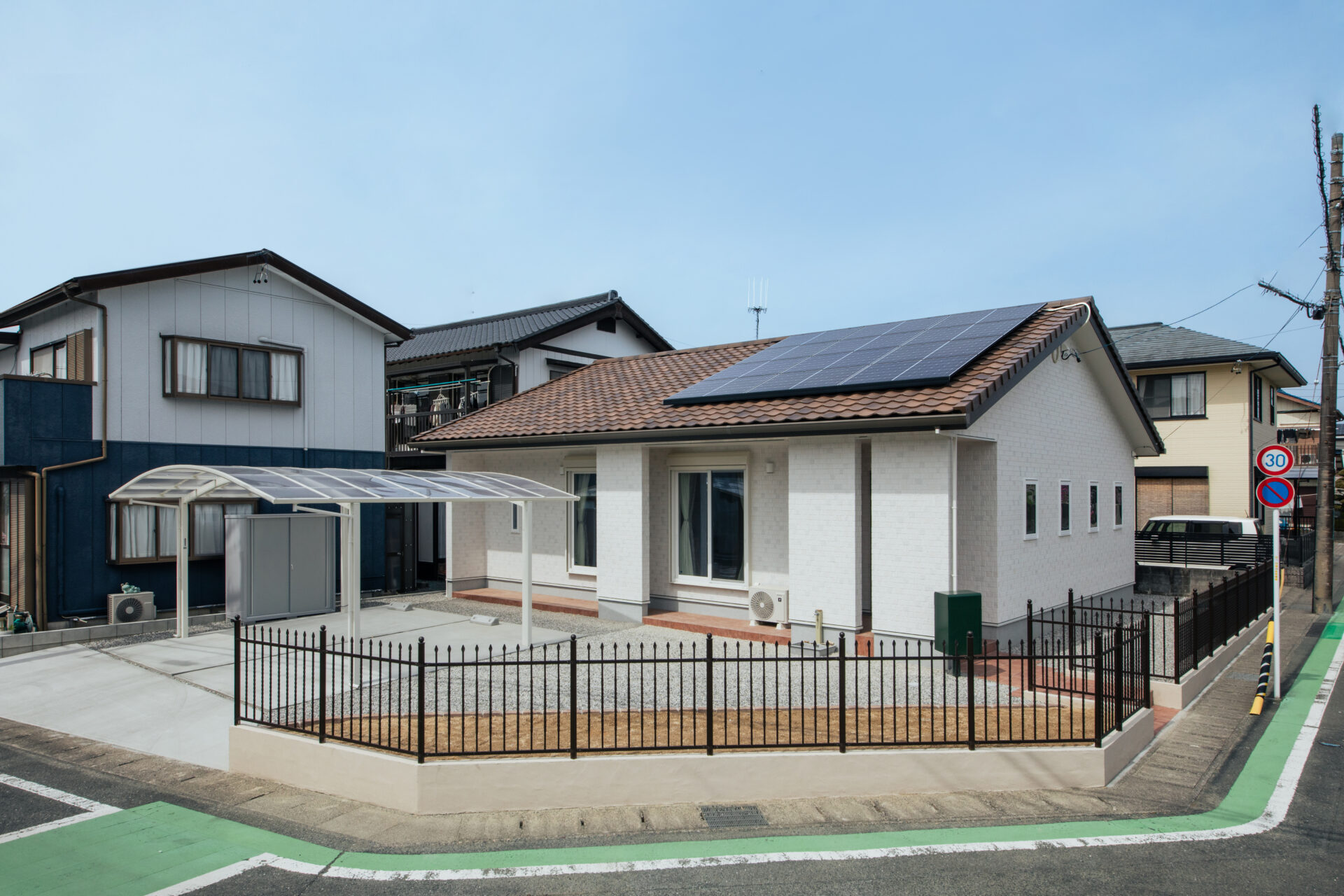 ホワイトインテリアでまとめたL字型玄関の平屋の家